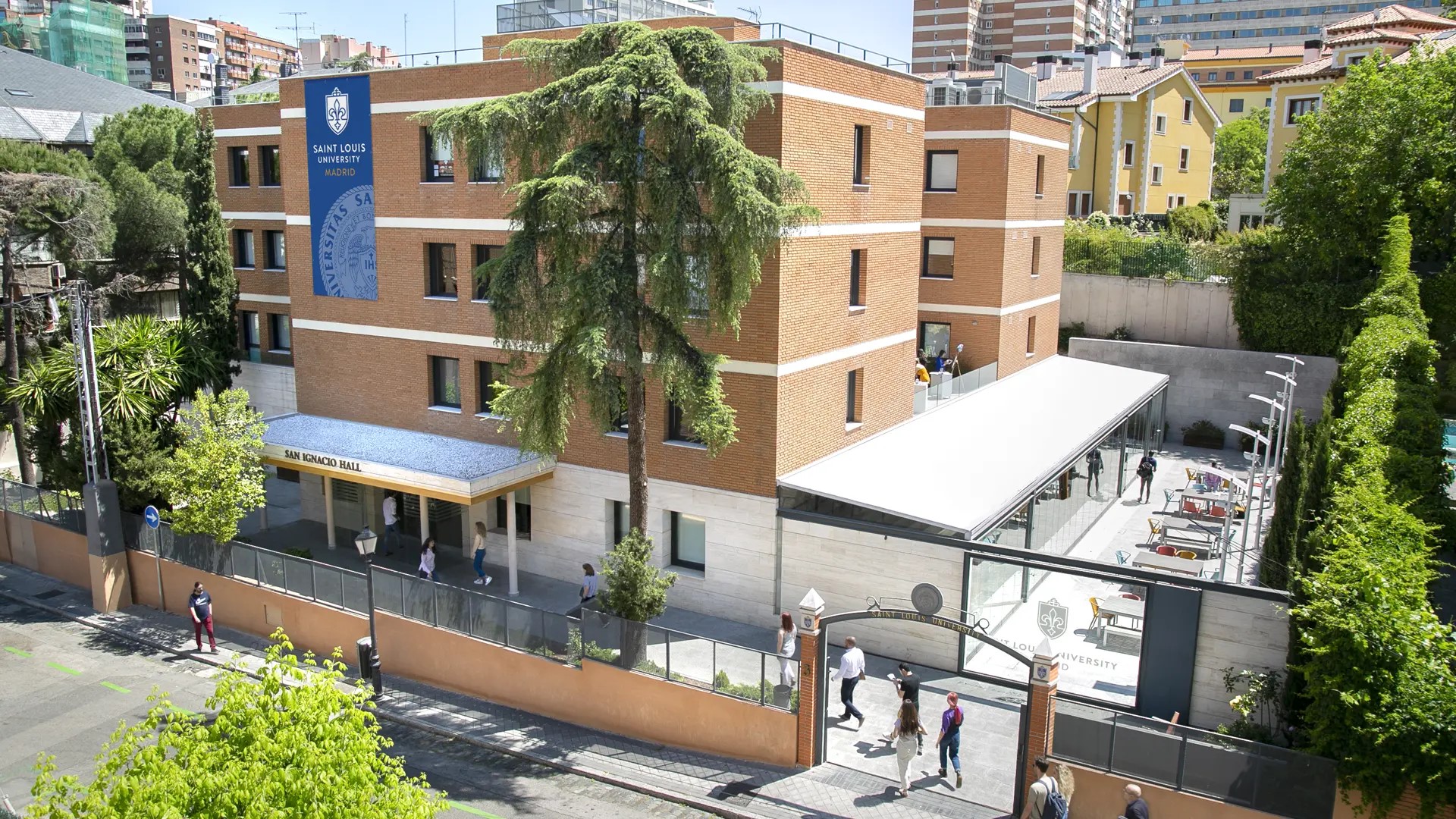 An overall view of San Ignacio Hall, one of the university's buildings.