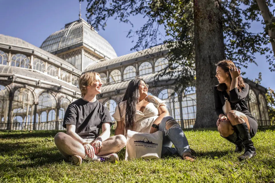 Students studying near Crystal Palace, close to Retiro Park.